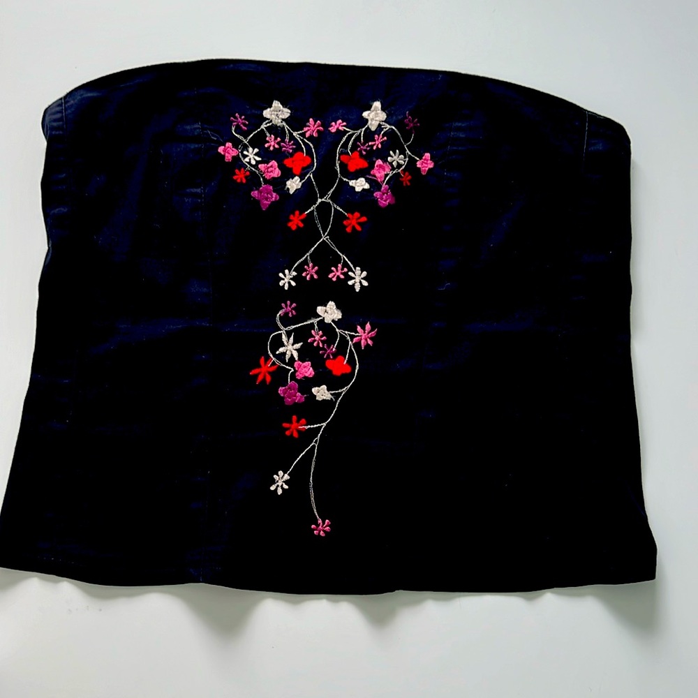 Beautiful black strapless crop top.